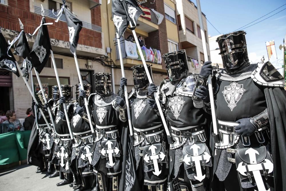 La comparsa Labradores presenta un boato muy participativo y primaveral, y con la interpretación del pasodoble Sueños Festeros logró emocionar al numeroso público