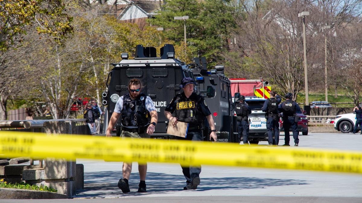 La policía, tras el precinto, en la escena de un tiroteo en imagen de archivo.