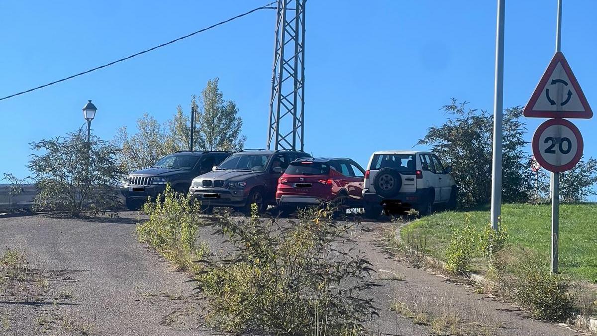Los cuatro vehículos colocados en el antiguo enlace entre La Corredoria y la autovía AS-II.