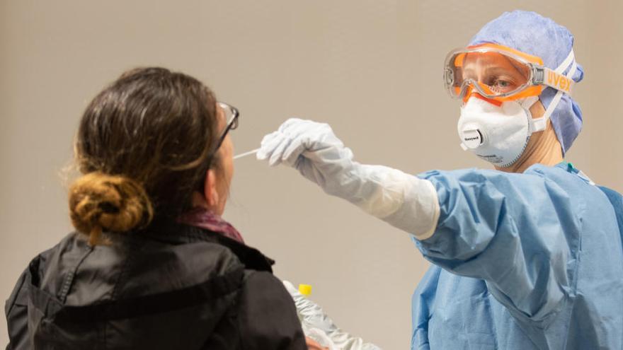 Una professional sanitària agafa una mostra per fer una prova de coronavirus a l&#039;Hospital Clínic.