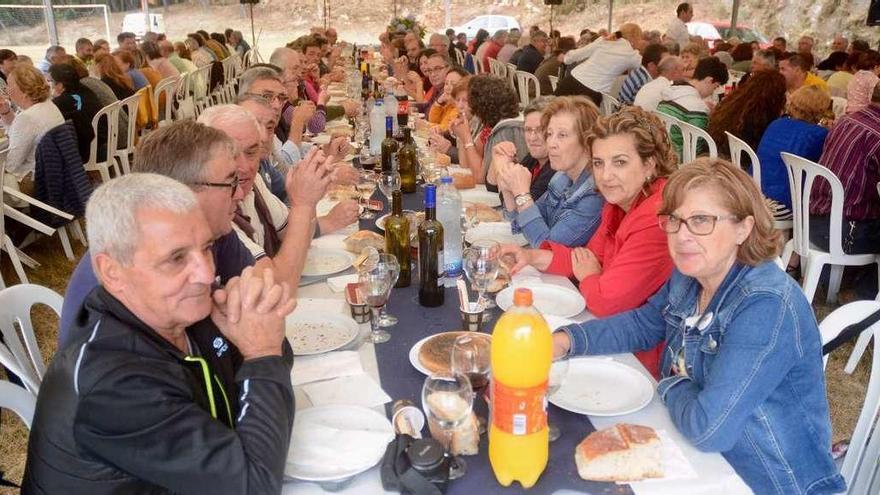 Asistentes a la comida de confraternidad celebrada ayer por la comunidad de montes de Mourente. // Rafa Vázquez