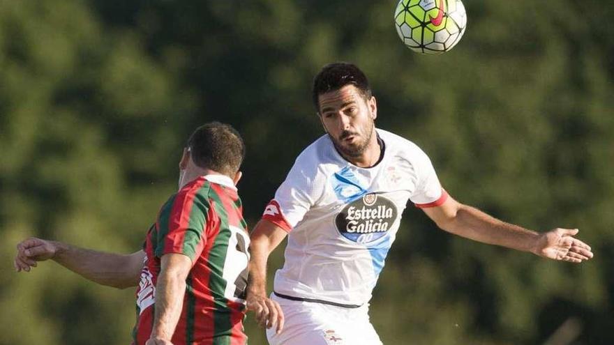 Pablo Insua salta de cabeza en un amistoso frente al Racing Villalbés disputado en A Magdalena.