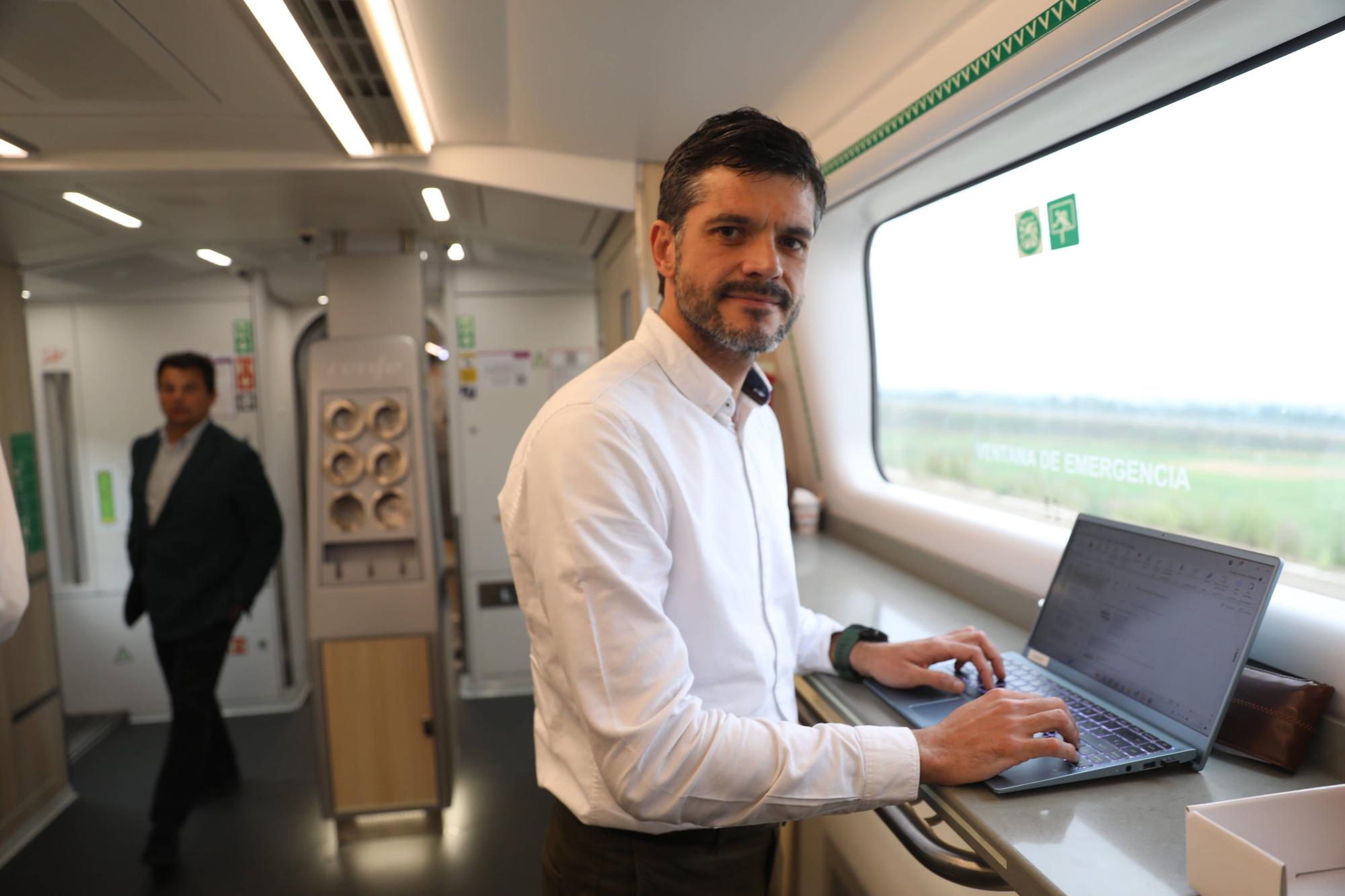 Así fue el primer viaje de un tren Avril entre Asturias y Madrid.