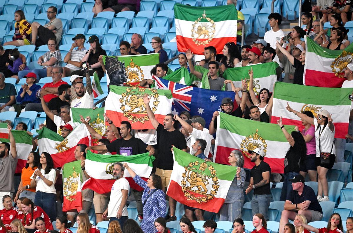 GOLD COAST (Australia), 02/03/2026.- The Iranian Lion and Sun flag is displayed by fans during the AFC Women’s Asian Cup Group A match between South Korea and Iran at Robina Stadium on the Gold Coast, Australia, 02 March 2026. (Corea del Sur) EFE/EPA/DAVE HUNT AUSTRALIA AND NEW ZEALAND OUT EDITORIAL USE ONLY. AUSTRALIA AND NEW ZEALAND OUT EDITORIAL USE ONLY