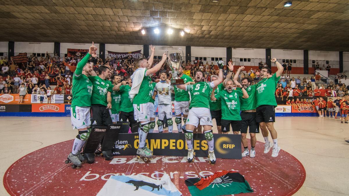 César Carballeira y David Torres. capitanes del Liceo, levantan la copa de campeones de la OK Liga.