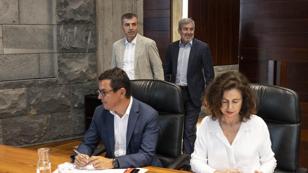 Fernando Clavijo (detrás) y Manuel Domínguez entran en la primera reunión del Gobierno de Canarias