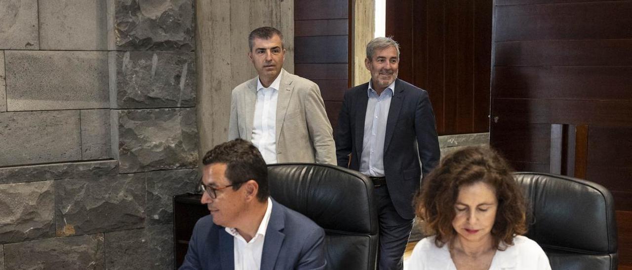 Fernando Clavijo (detrás) y Manuel Domínguez entran en la primera reunión del Gobierno de Canarias