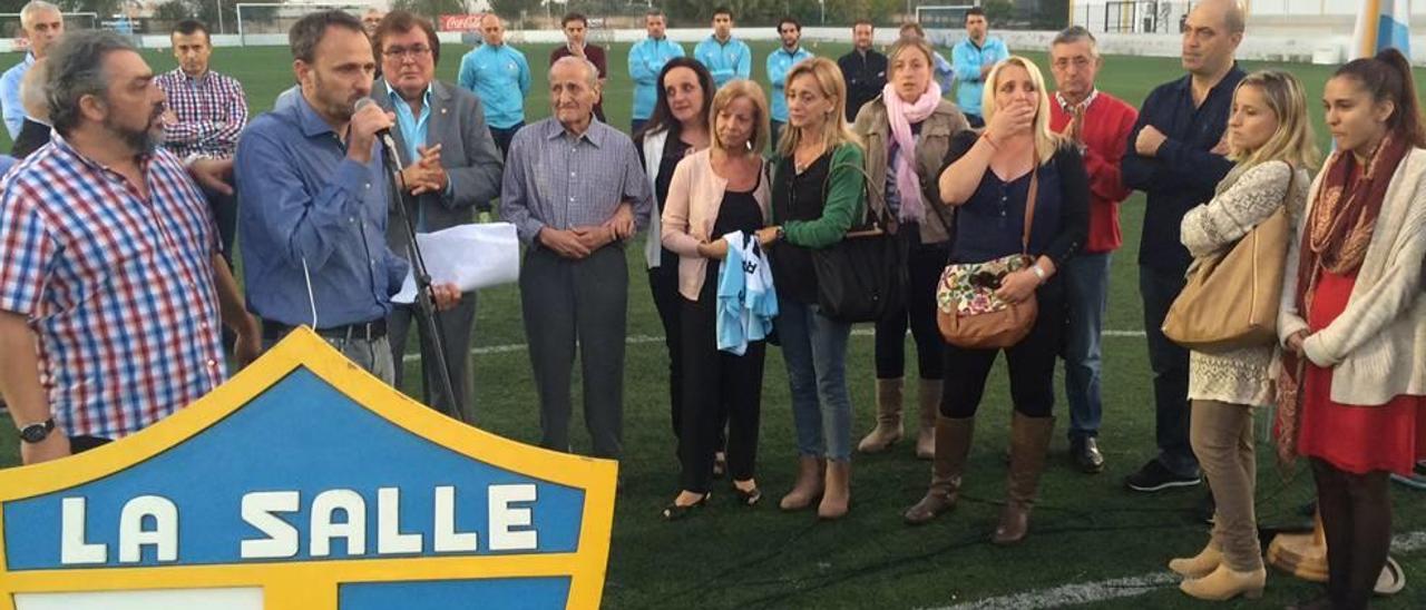 La Salle homenajeó en su presentación a su exentrenador Julián Ronda, fallecido recientemente.