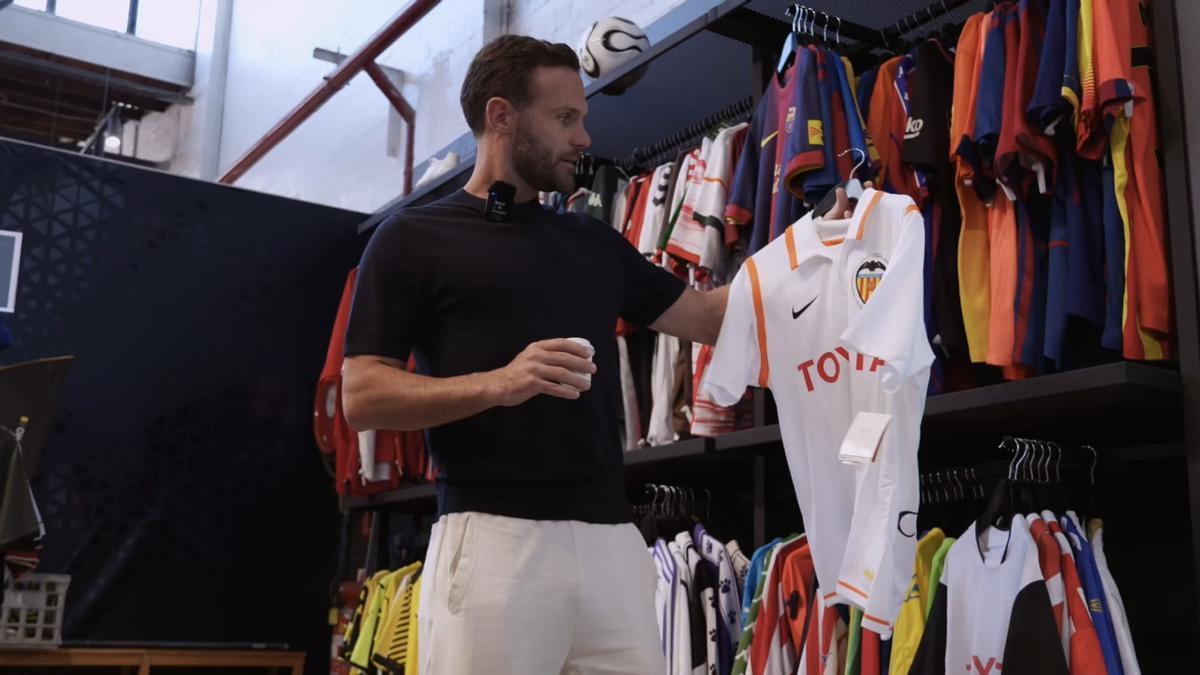 Juan Mata junto a la camiseta del Valencia CF