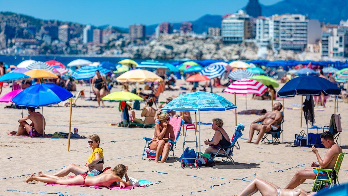 Bañistas separados en la playa de Levante de Benidorm el verano pasado