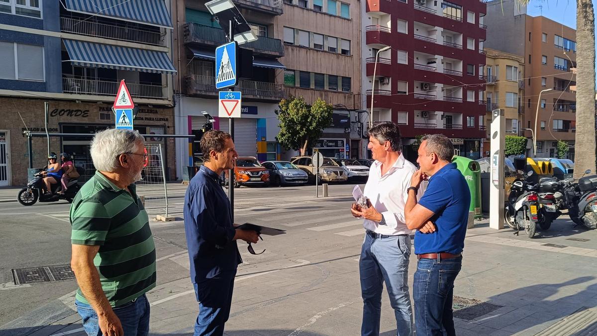 El alcalde en su vista a uno de los pasos de peatones inteligentes