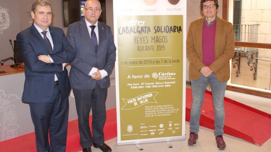 Ezequiel Moltó, de Vectalia; el edil González y Javier Rovira, de Cáritas, en la presentación hoy de la Cabalgata