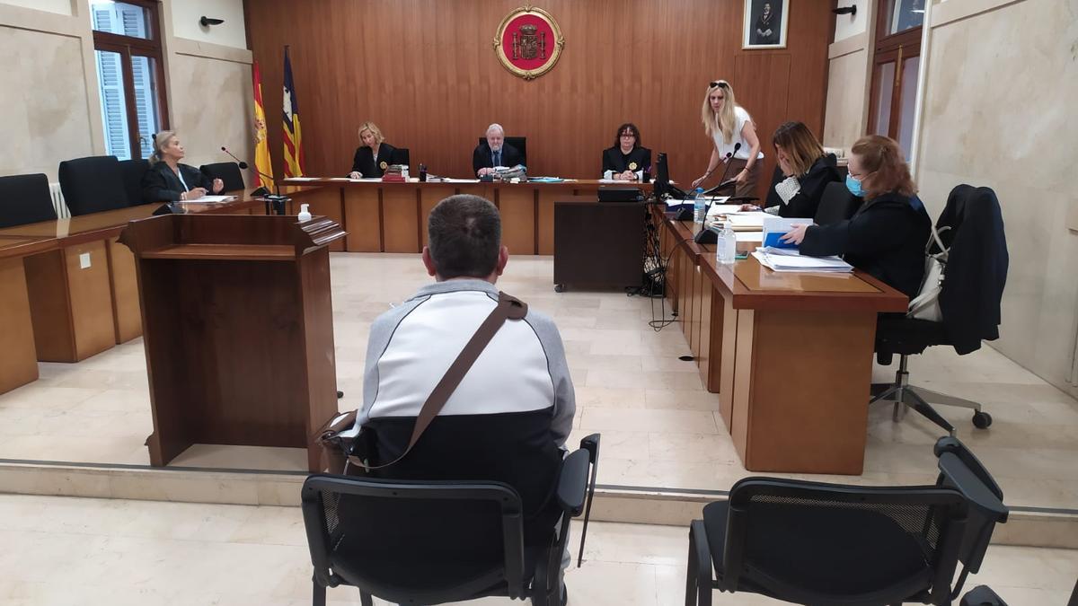 El hombre condenado, hoy durante el juicio en la Audiencia Provincial de Palma.