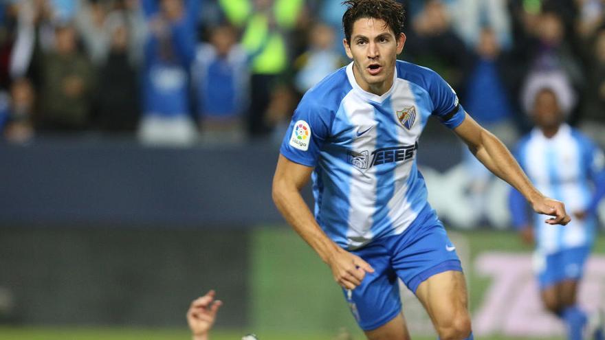 Gustavo Blanco Leschuk celebra uno de los dos goles con Koné al fondo, tras cederle el tanto.