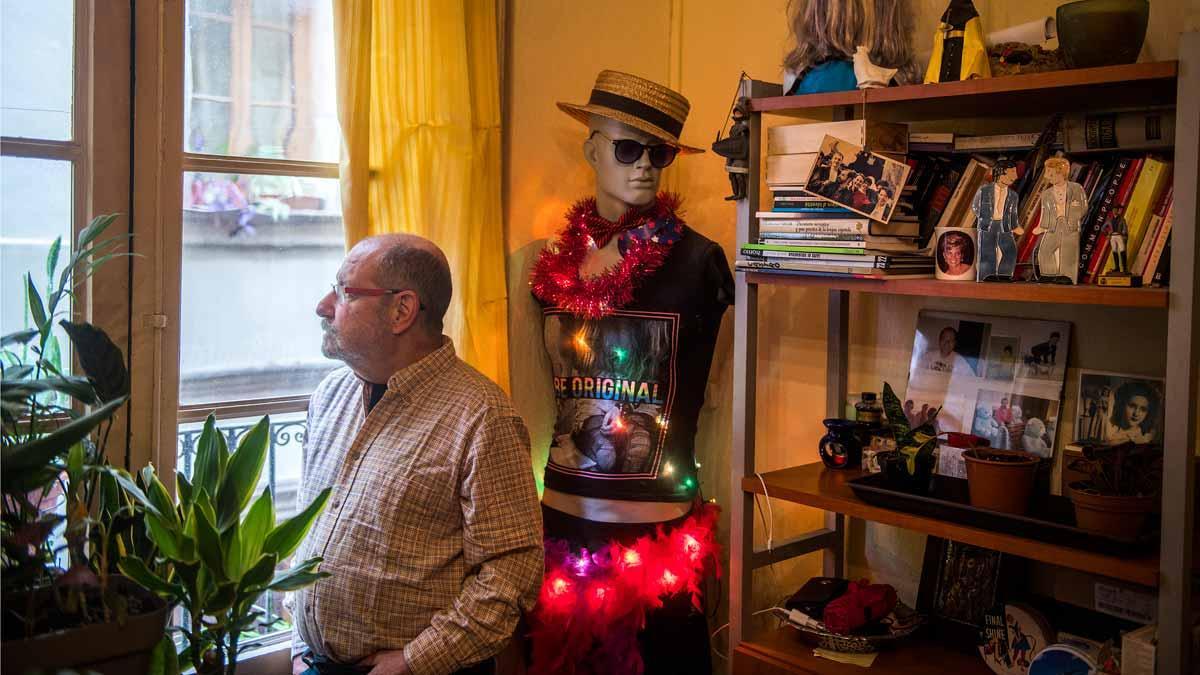 El activista Jordi Petit, junto a su peculiar árbol de Navidad.