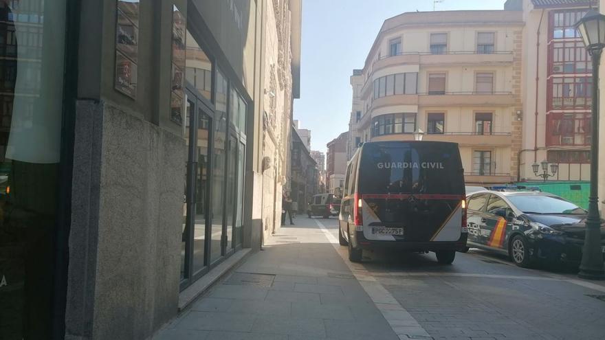 El furgón de la Guardia Civil con detenidos llega a los juzgados de Zamora. | J. N.