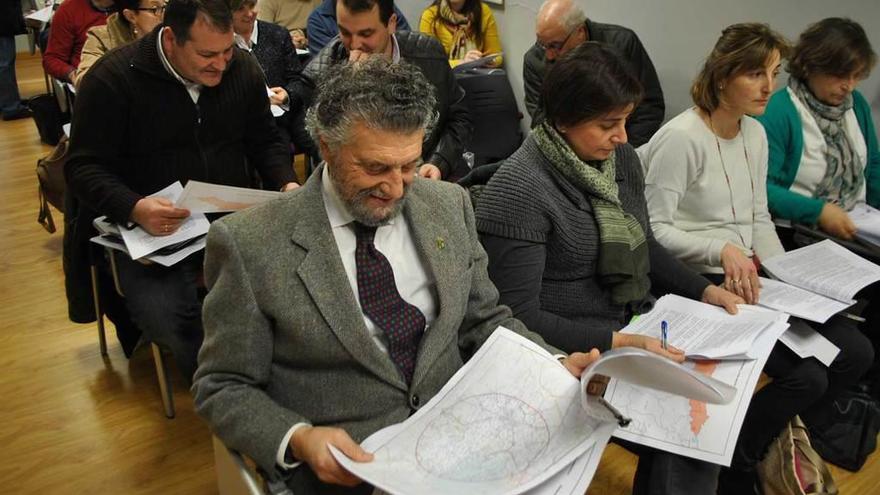 Los representantes municipales, revisando la nueva normativa, ayer, en Navia.