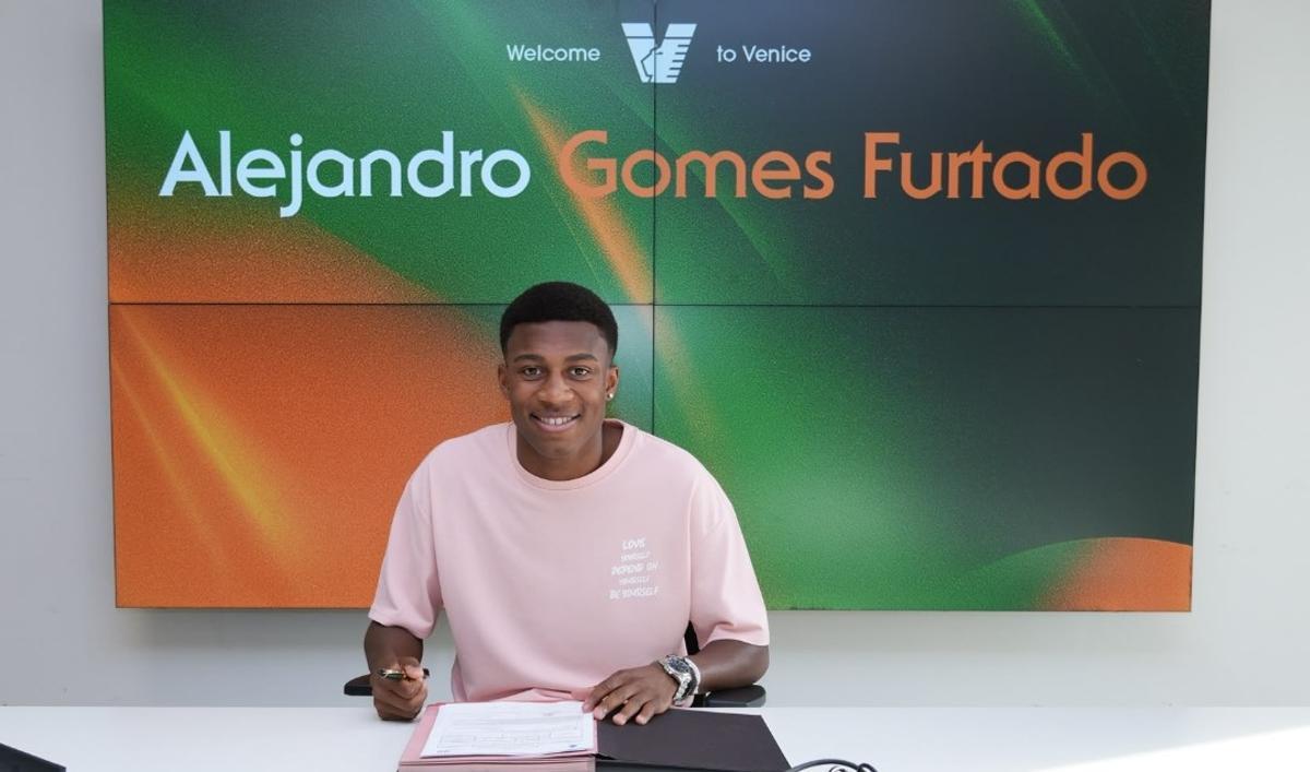 Álex Gomes, en la firma de su contrato con el Venezia.