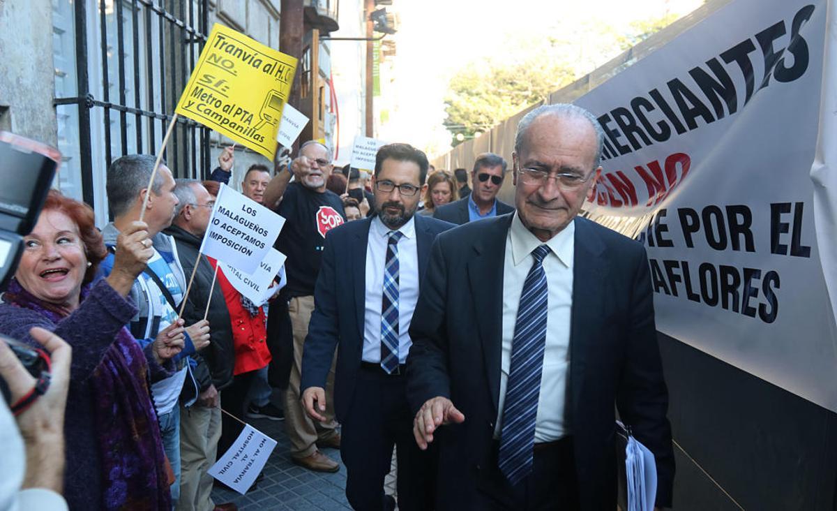 El alcalde, junto a los ediles de Urbanismo y Movilidad, llega a la reunión del metro entre los vecinos que protestan contra el tranvía.