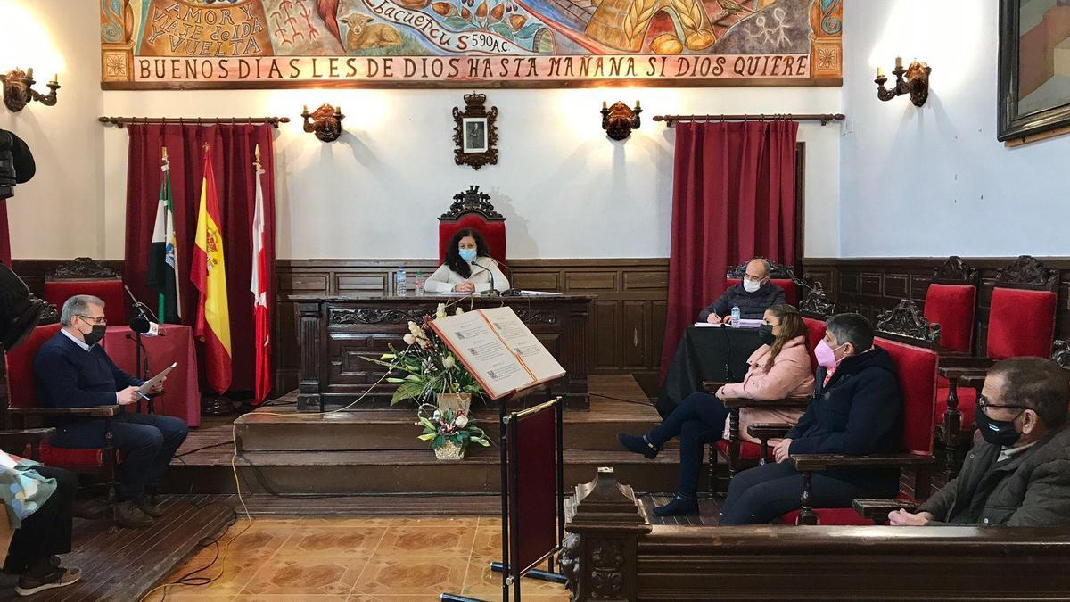 La alcaldesa de Alburquerque, Marisa Murillo, preside el pleno celebrado hoy.