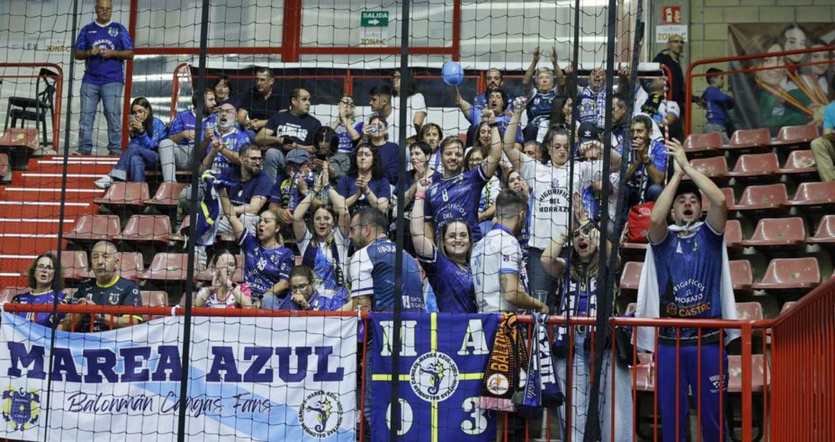 La afición de Cangas, ayer en Torrelavega. | Luis Palomeque