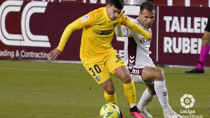 Ramón Enríquez protege el balón ante la presión de Ortuño.