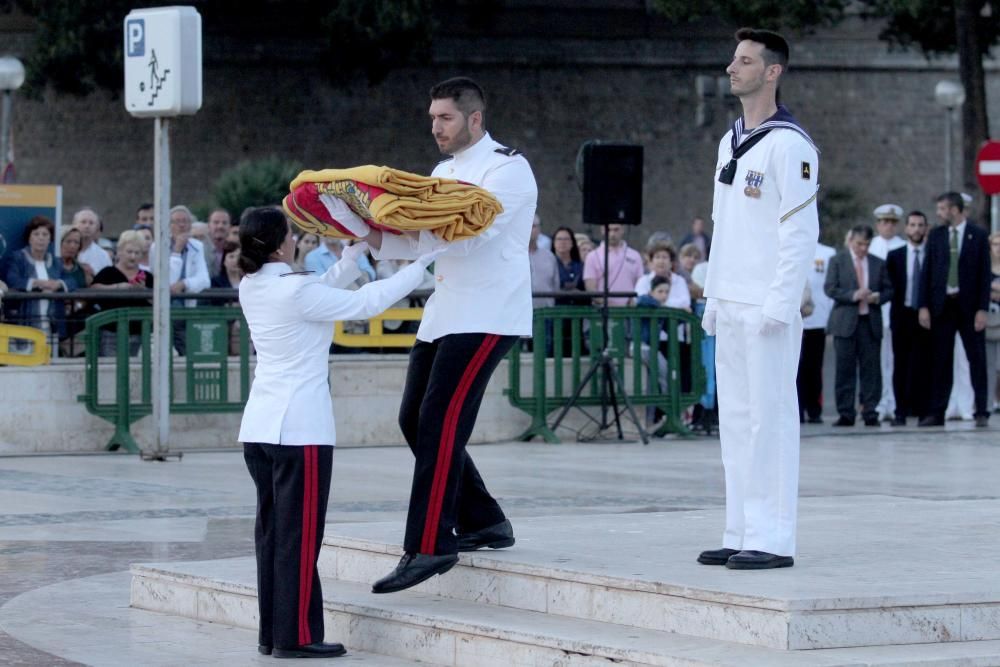 Acto solemne de arriado de bandera por el Día de las Fuerzas Armadas