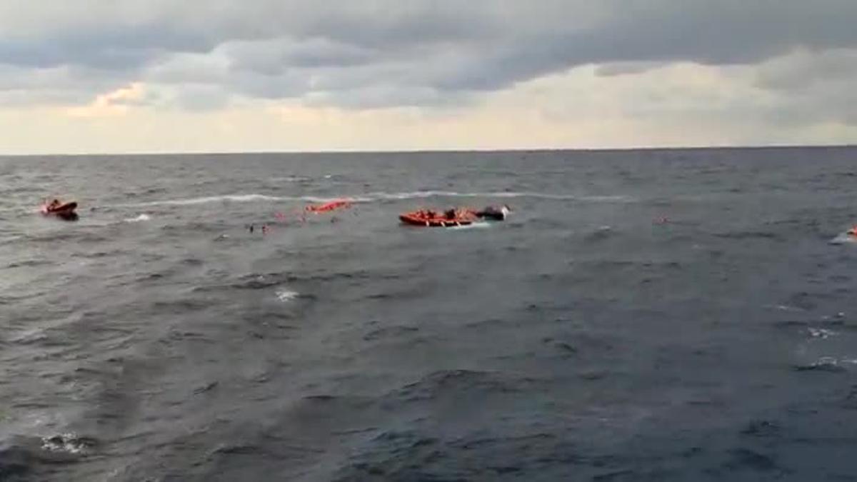 Open Arms intenta salvar a un centenar de náufragos en el Mediterráneo