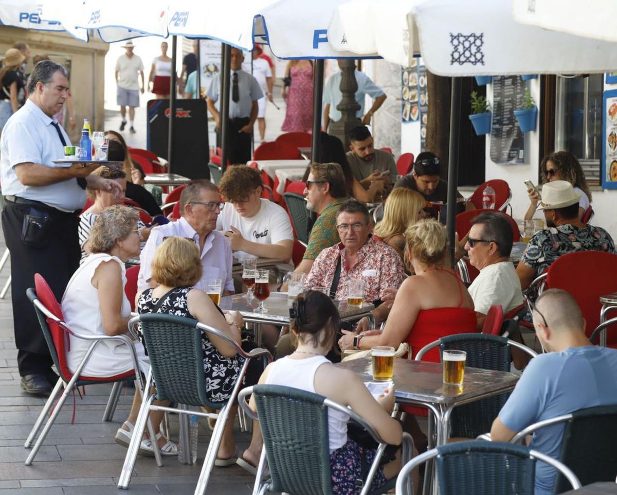 Una terraza ‘a tope’ en el Casco Histórico.