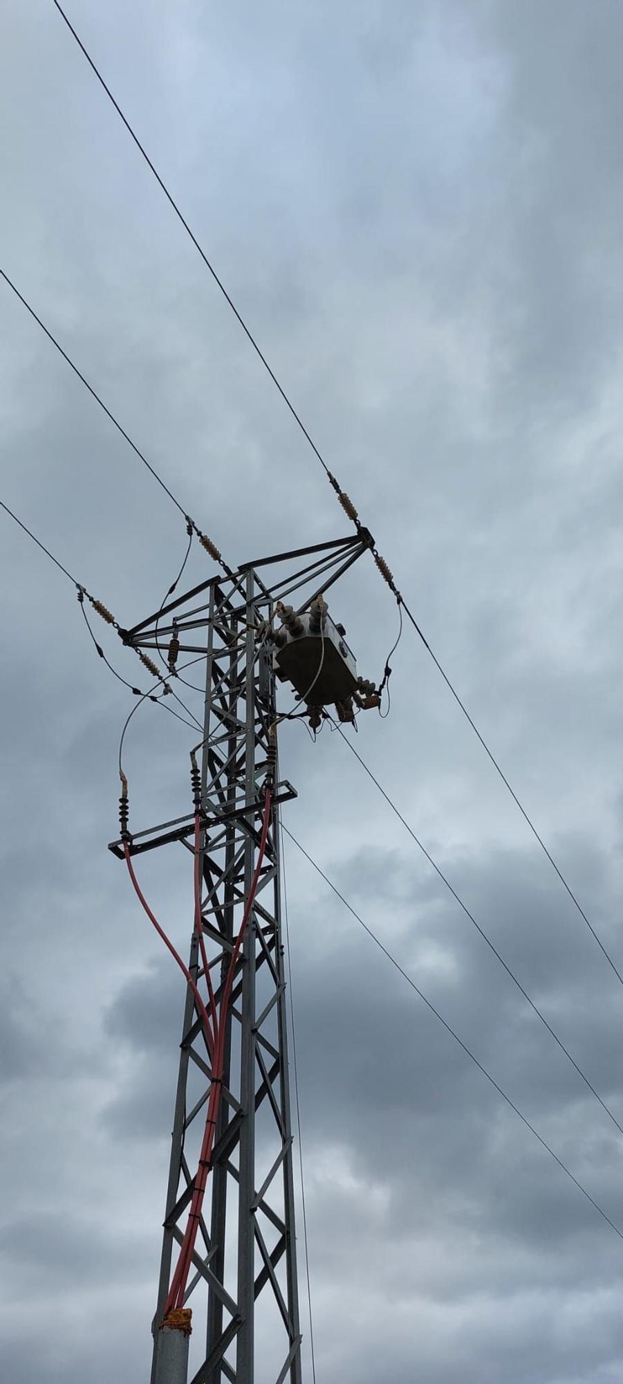 Endesa trabaja para recuperar el suministro eléctrico de 2.400 clientes