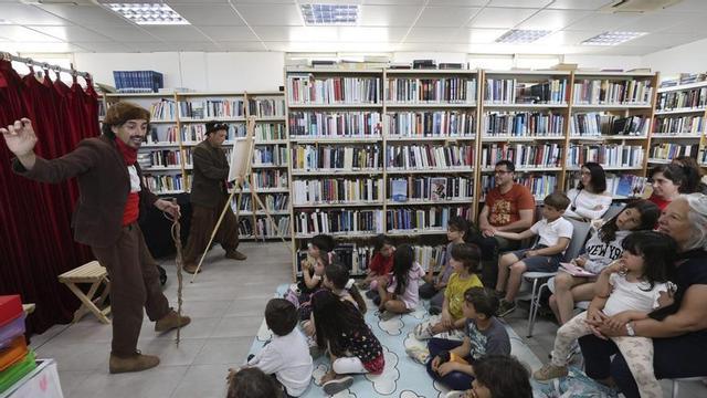 Clownidoscopio fent l’actuació a la biblioteca Vicent Serra Orvay, a Sant Jordi.