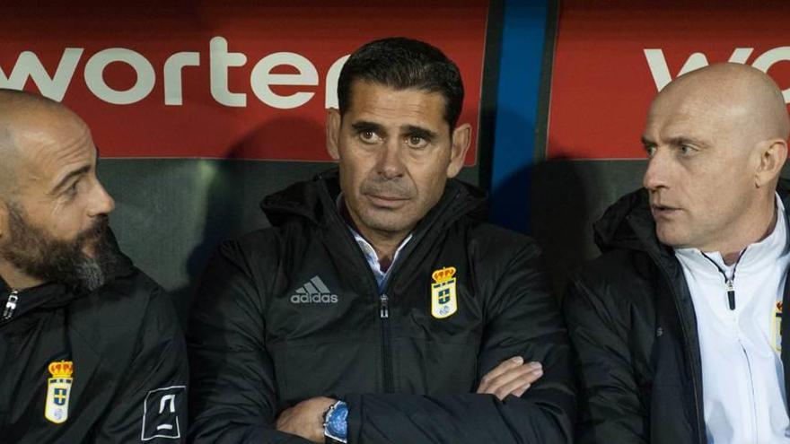 Ovejero, preparador físico; Hierro y Calero, segundo entrenador, en el banquillo de Alcorcón el pasado sábado.