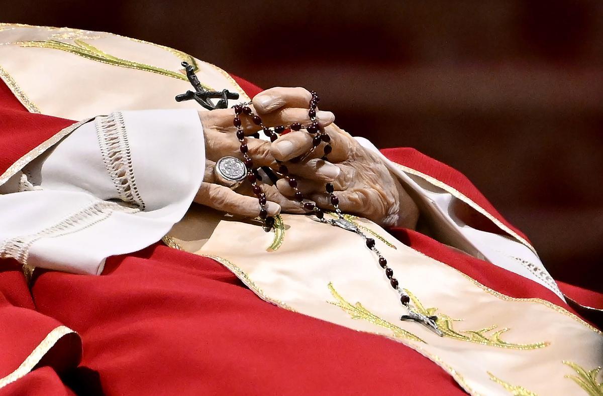 El Papa Emérito Benedicto XVI (Joseph Ratzinger) yace en la Basílica de San Pedro para ser visitado por el público en la Ciudad del Vaticano.