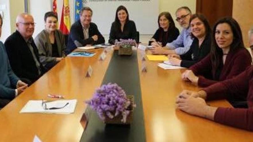 El Consell se reúne con DKV para recuperar la gestión sanitaria en la Marina