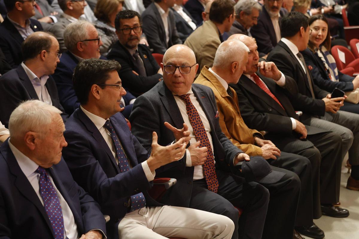 Los tres últimos rectores de la UPV han asistido al acto en primera fila: Francisco Mora (2.º izq) y a su derecha, Juan Julià, y Justo Nieto (3.º por la derecha)