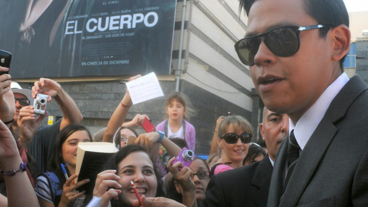 El actor Chaske Spencer, rodeado de fans de 'Crepúsculo', en Sitges.