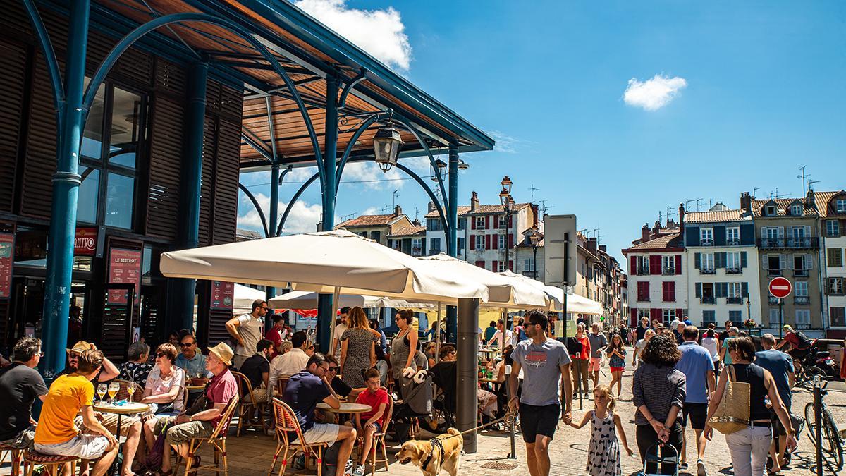 Los mercados de Bayona son el mejor lugar para descubrir el producto local y la vida cotidiana.
