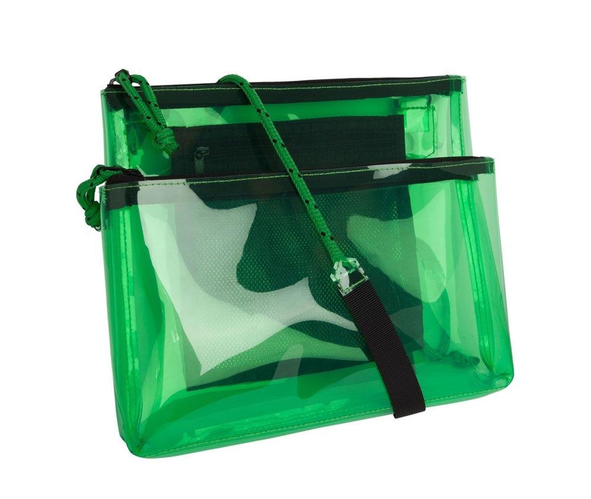 Bolso de nylon verde transparente de la colección Pantone de Bershka. (Precio: 17, 99 euros)