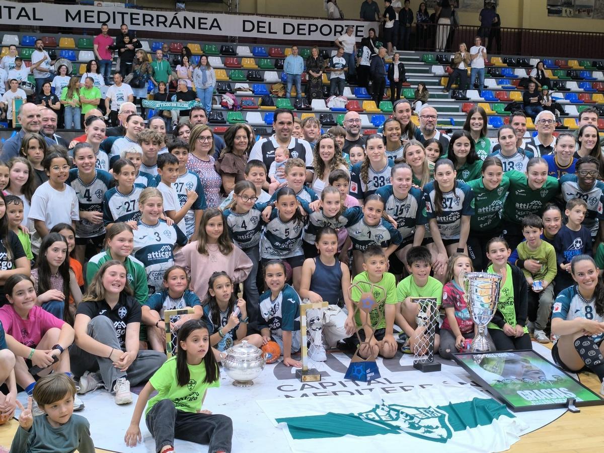 Joaquín Rocamora posa junto a las jugadoras del Atticgo Elche, la cantera y familiares presentes durante su despedida en el Esperanza Lag.