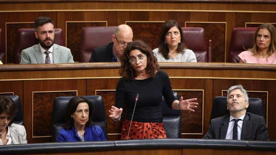 La ministra María Jesús Montero, ayer, en el Congreso. // Europa Press