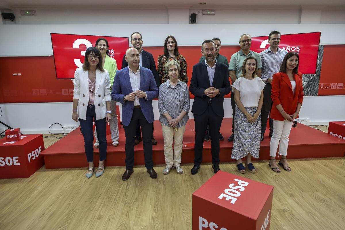 El grupo municipal del PSOE de Elche junto a Alejandro Soler y Ana Marchante, por el tercer aniversario del gobierno