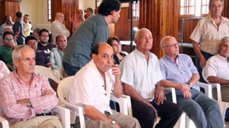 Grupo de empresarios y vecinos en la asamblea de anoche. i I. DEL ROSARIO