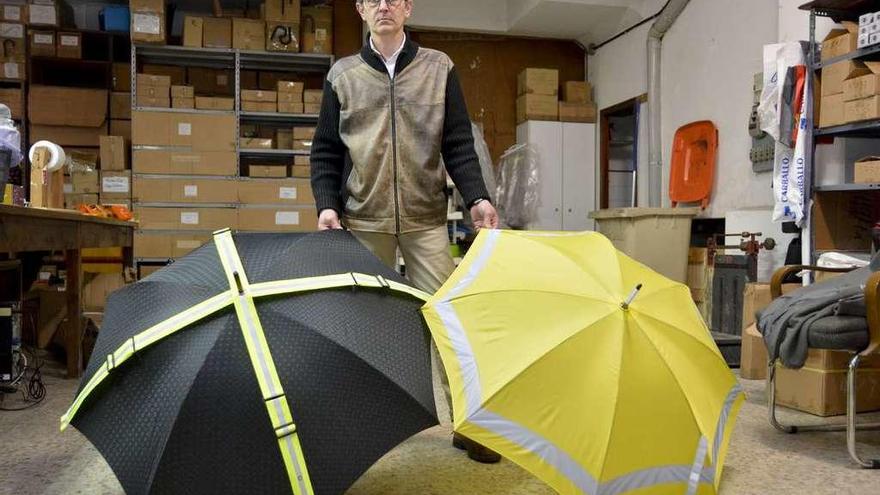 Cintas y paraguas reflectantes comercializados por la empresa coruñesa Fábrica Carballo.