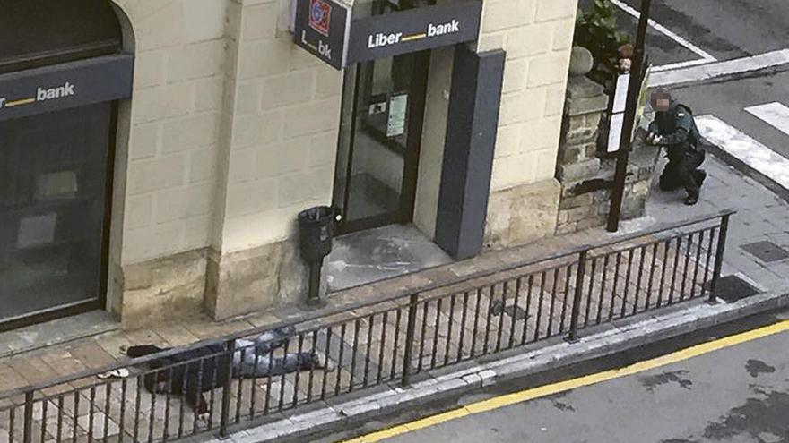 Pánico en Cangas de Onís al liarse a tiros el atracador de un banco y tomar tres rehenes