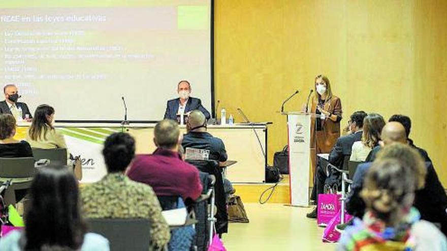 La especialista Elena Alburquerque, durante su intervención en el congreso de academias. | Emilio Fraile