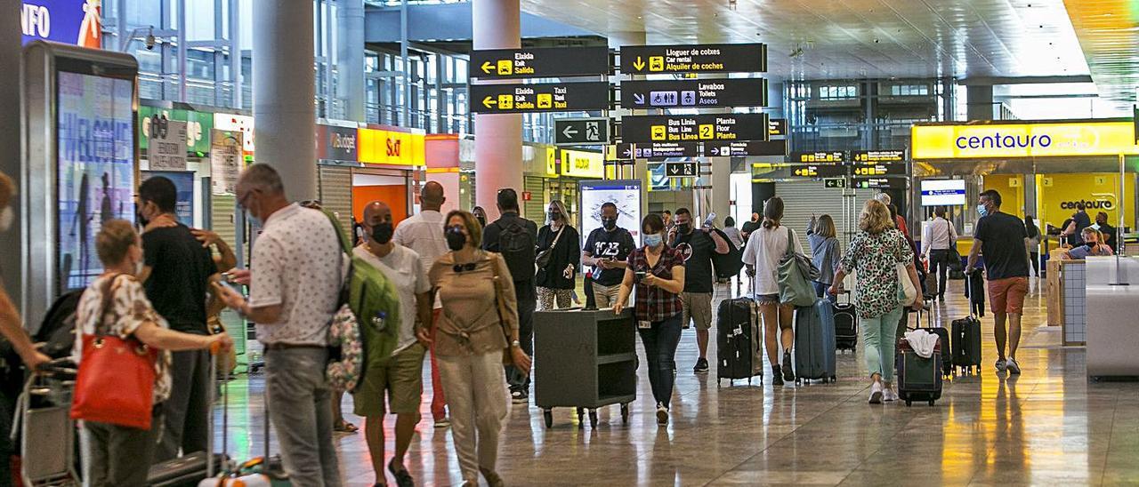 Aspecto de la terminal de salidas del aeropuerto de Alicante. | DAVID REVENGA