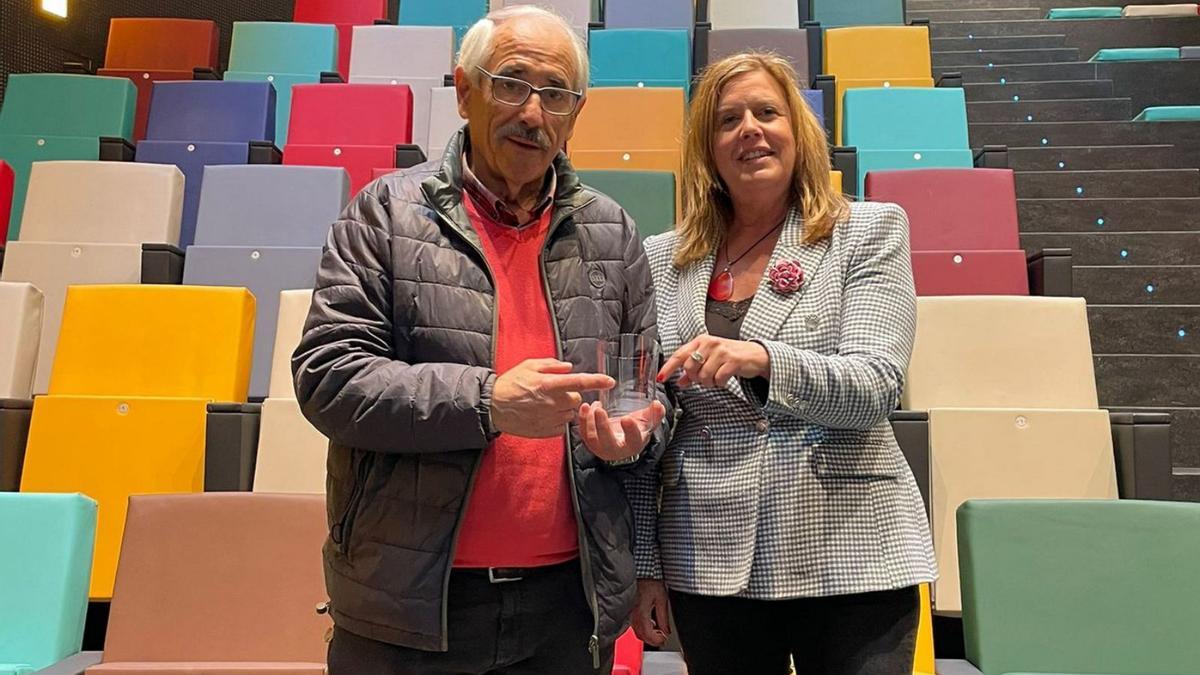 Arriba, Juan José Vega y Carmen Arbesú, en la presentación de la jornada. En el círculo, el vaso oficial.