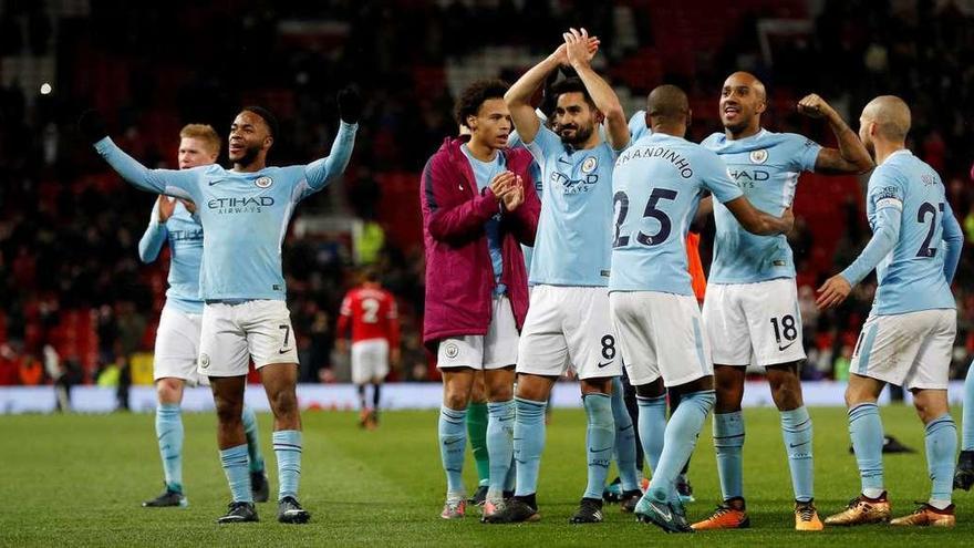 Los jugadores del Manchester City celebran su triunfo sobre el Manchester United sobre el césped de Old Trafford tras el partido. // Reuters