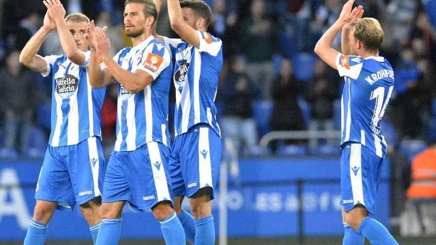 Los jugadores deportivistas aplauden a la grada tras el partido ante el Málaga.