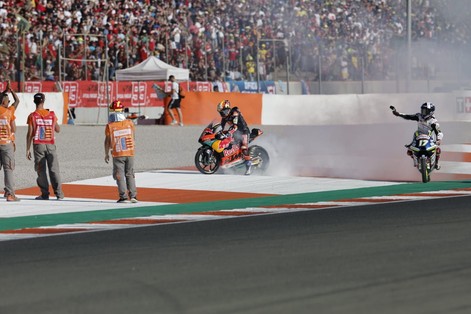 Ambiente en Cheste con las carreras de Moto2 y Moto3